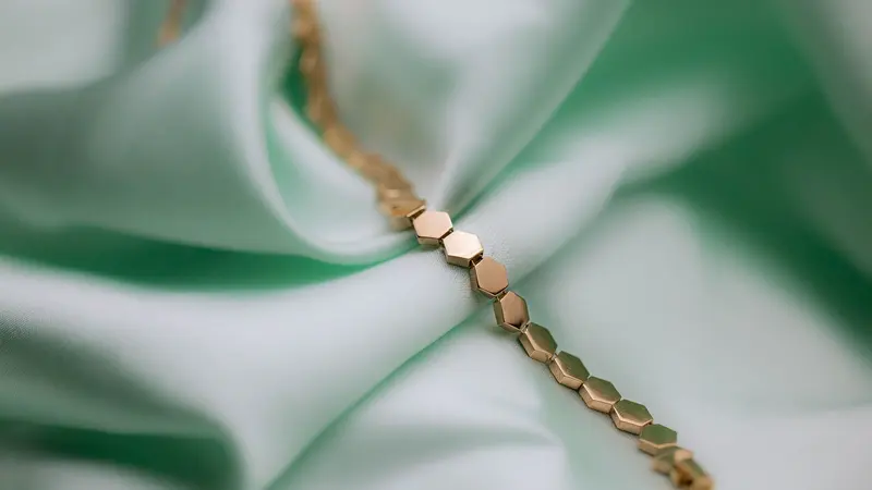 Bracelet en or sur un tissu clair