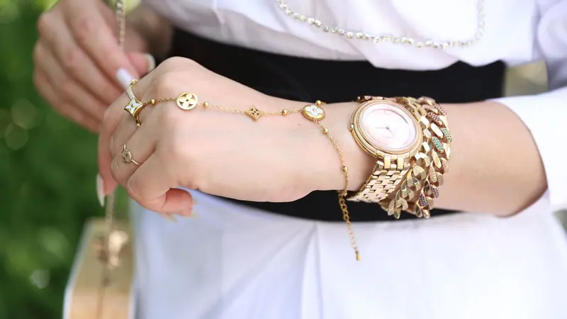 Bracelets en or portés au poignet