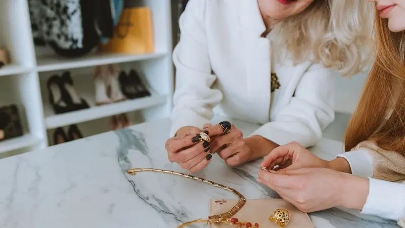 Estimation de bijoux en or sur un comptoir