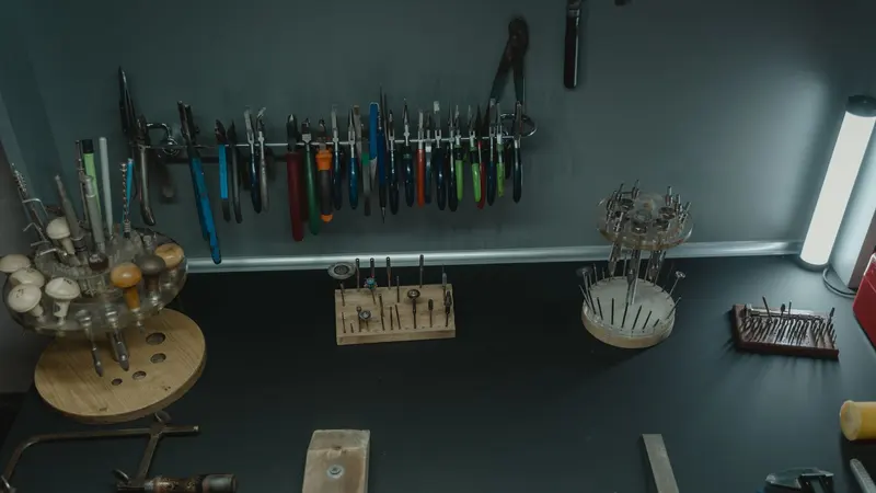 Établi de bijoutier et ses outils