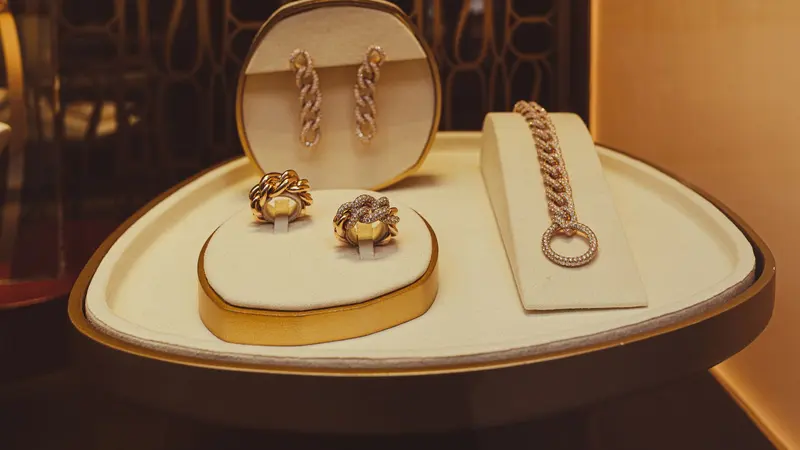 Présentoir de bijoux en or