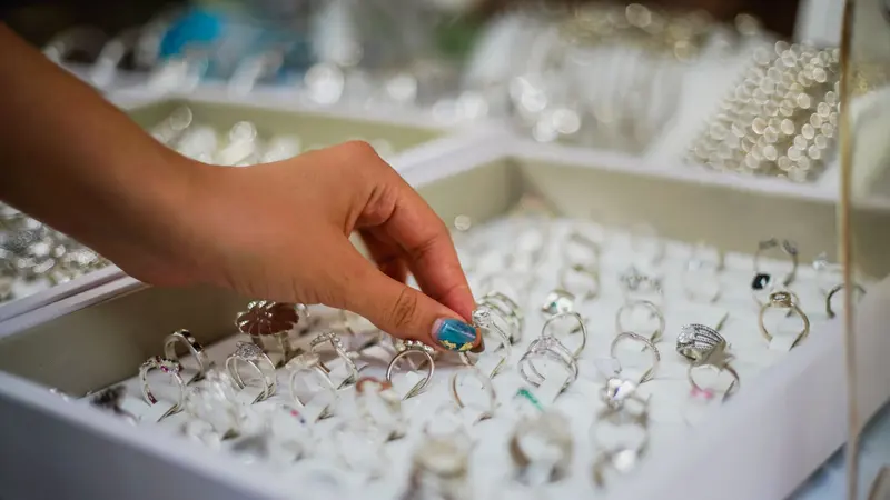 Bagues en or dans une vitrine de bijouterie