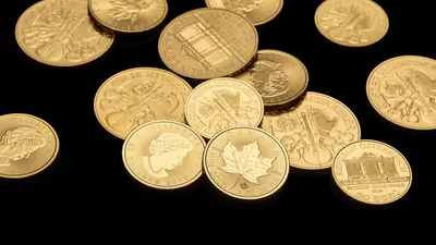 Plusieurs pièces d'or de différents types disposées sur un fond noir.